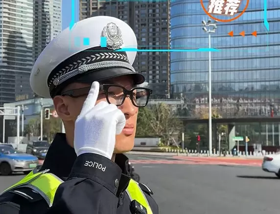 Polícia chinesa adota óculos com IA que identificam carros em 2 segundos