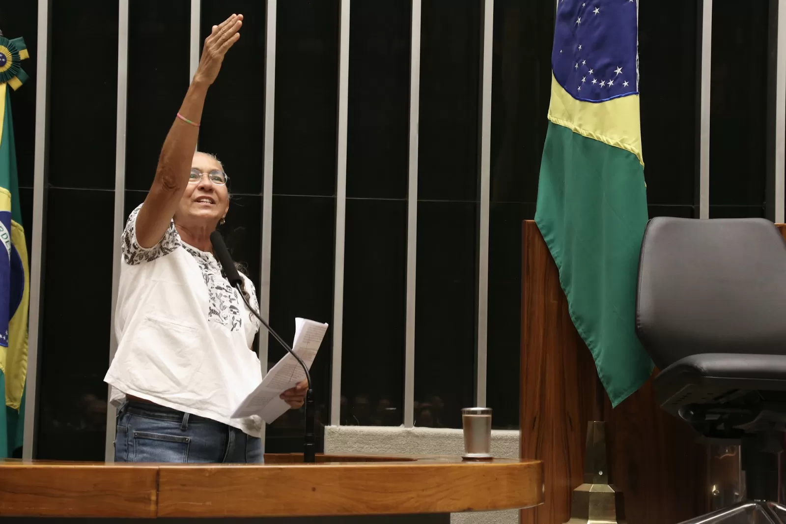 ‘Não vim fazer amigos’: Heloísa Helena toma posse no lugar de Glauber Braga e promete disputa dura no Congresso
