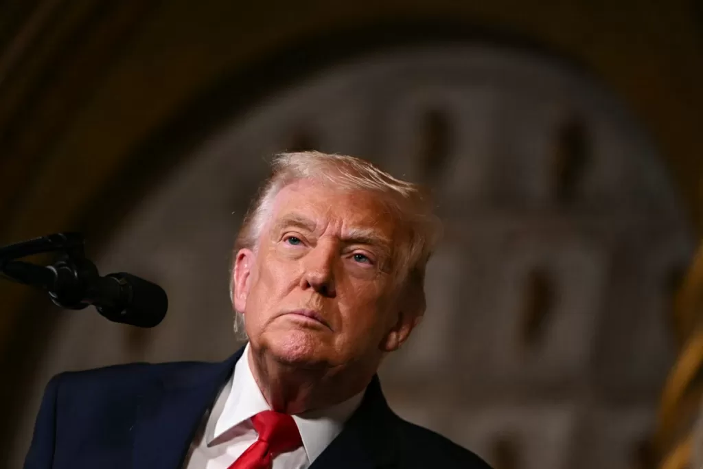 Trump reage a divulgação de documentos sobre Epstein e contesta credibilidade