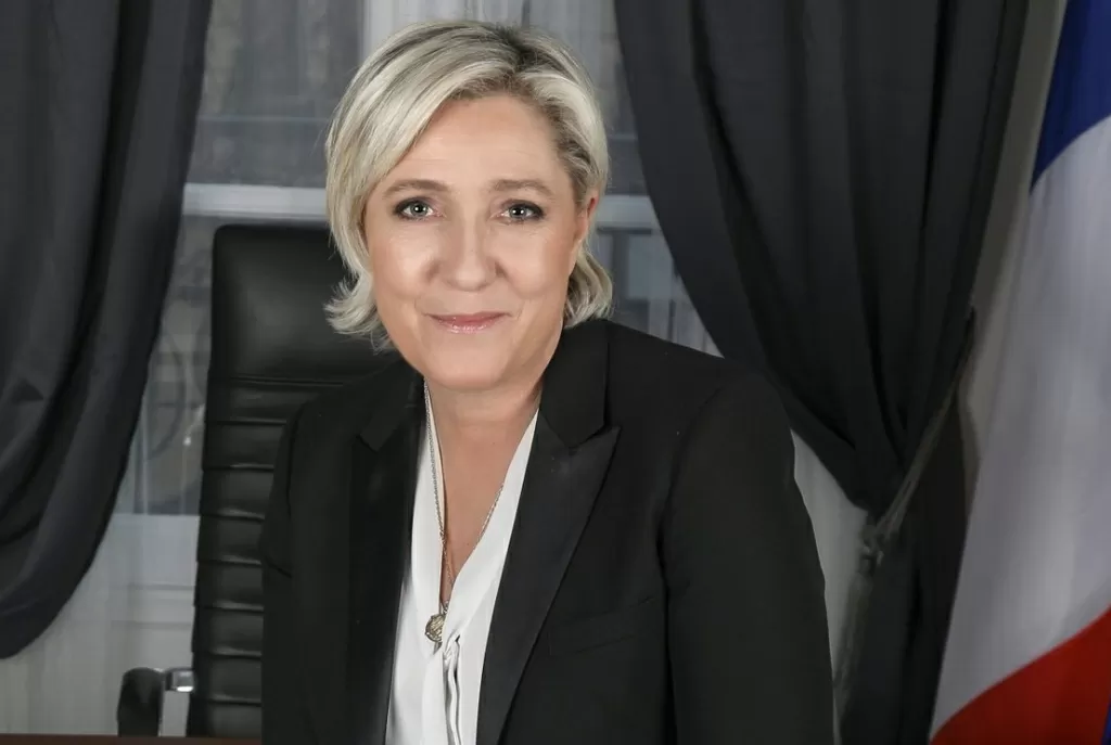 Le Pen é absolvida de acusação de racismo apresentada por jovem que usava véu