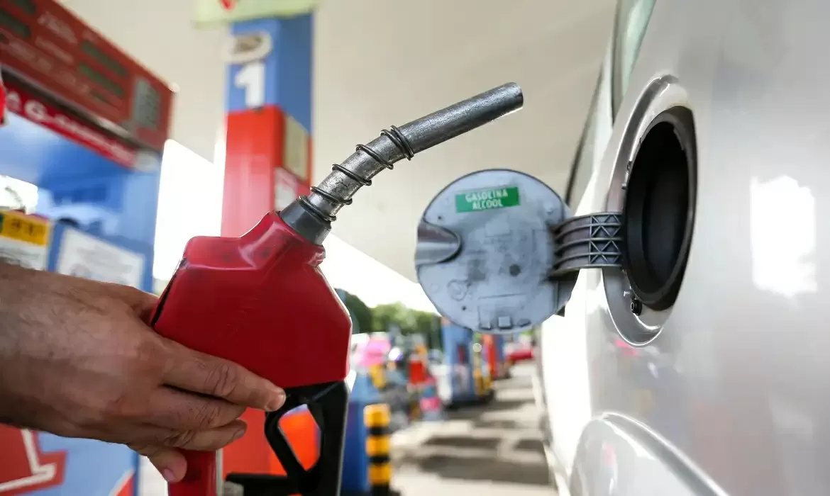 Petrobras reduz preço da gasolina para distribuidoras; diesel segue estável