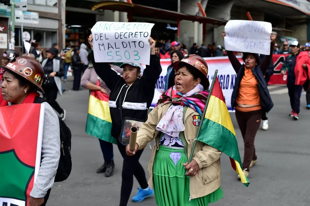 Bolivianos organizam greve contra medida que derruba subsídios para a gasolina