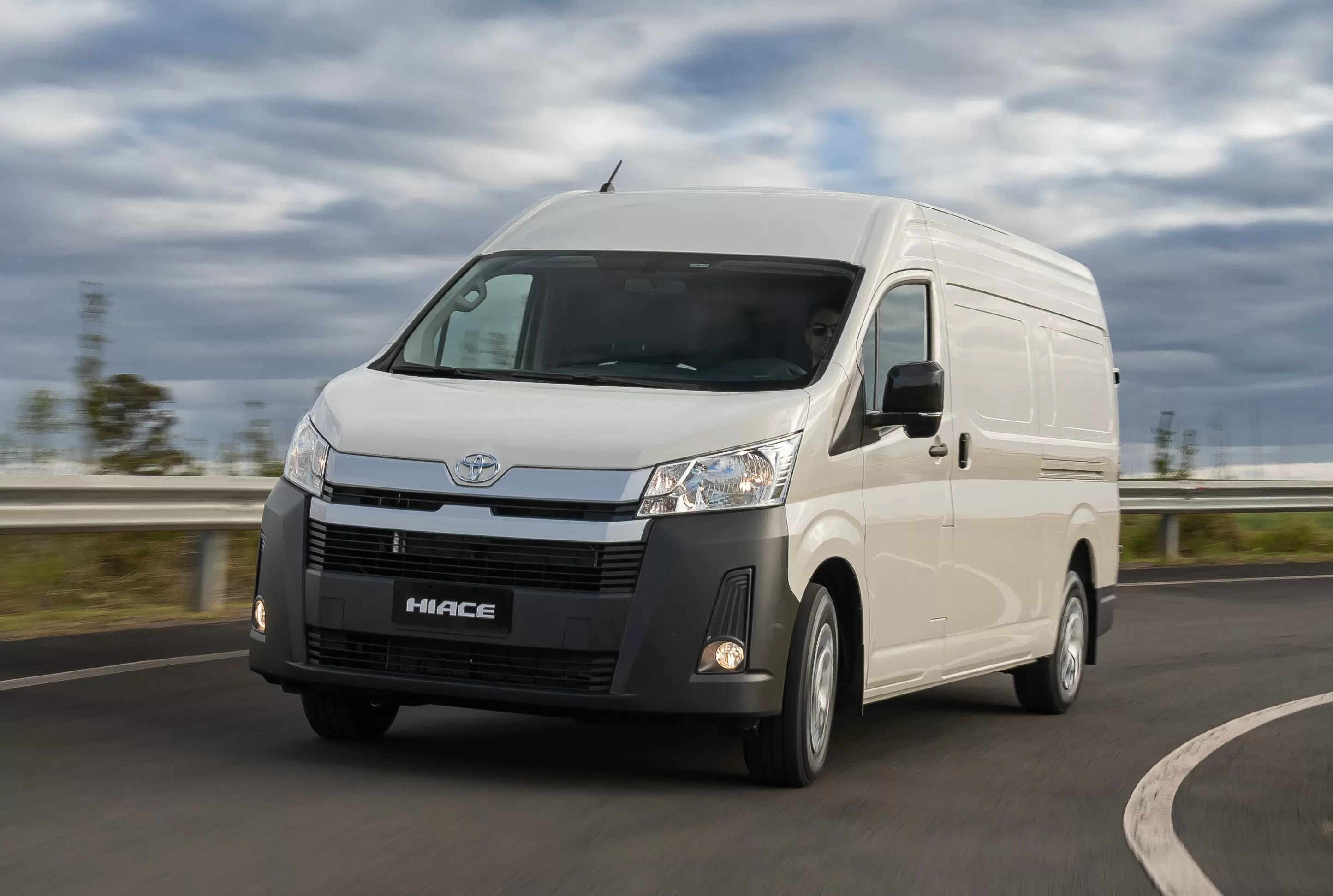 Toyota Hiace 2026 estreia versão Furgão que pode ser guiada com CNH B