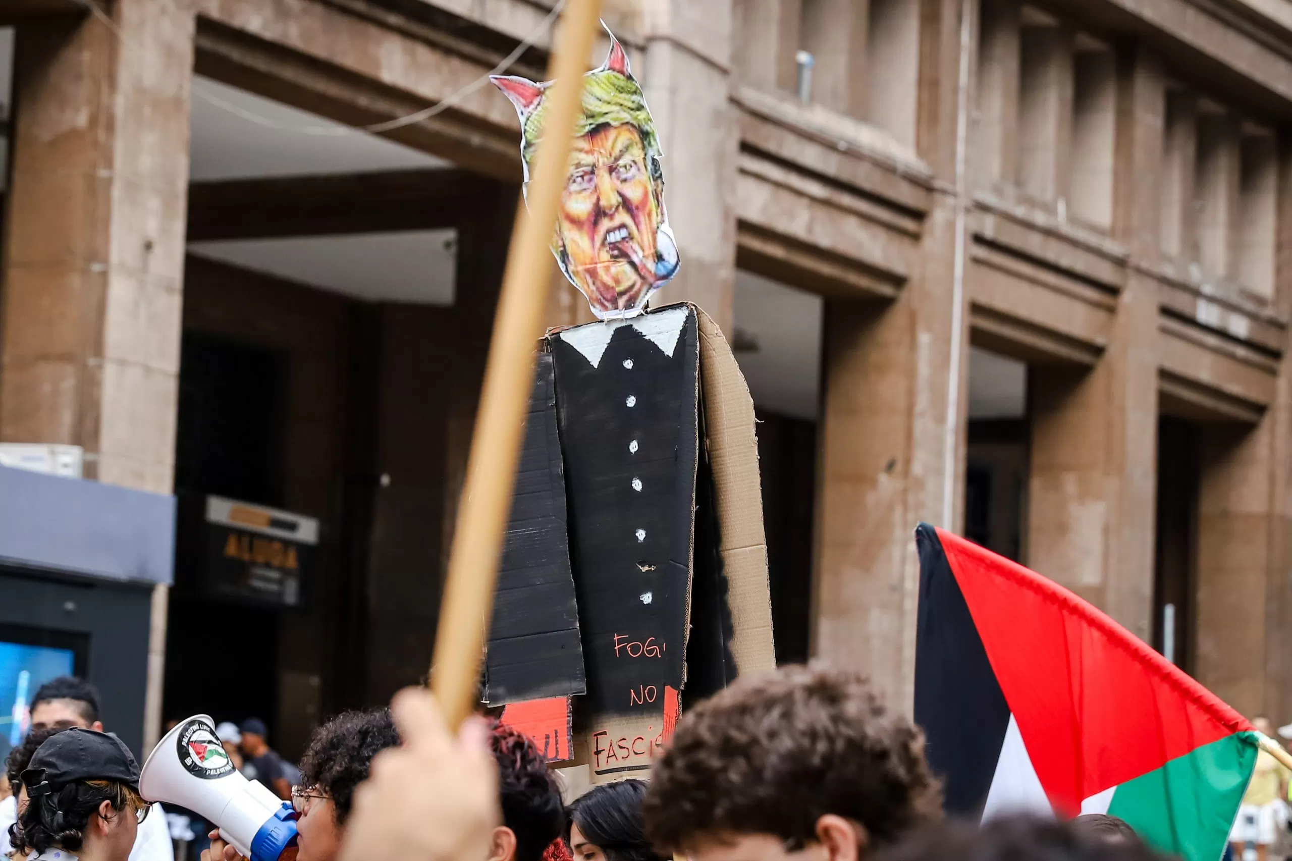 Protesto em Porto Alegre denuncia intervenção dos EUA e defende soberania latino-americana