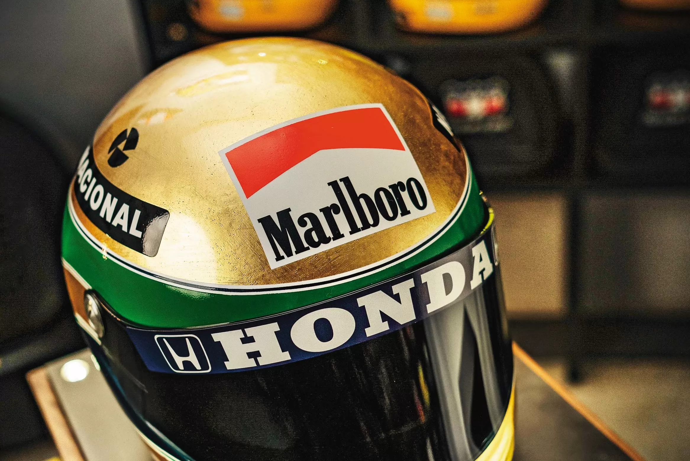 Capacete folheado a ouro em homenagem a Ayrton Senna vira item de coleção