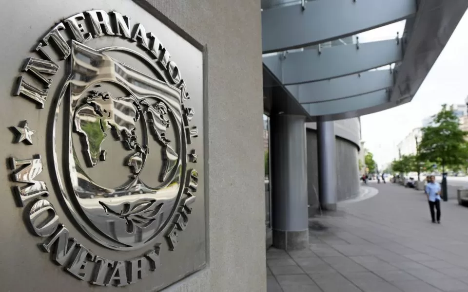 Moçambique deve cortar nos salários do público e eliminar 13.º salário, diz FMI
