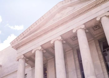 “A Importância e Desafios da Política na Sociedade”