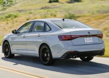 Novo VW Jetta 2025 ganha traseira iluminada como a do T-Cross nacional