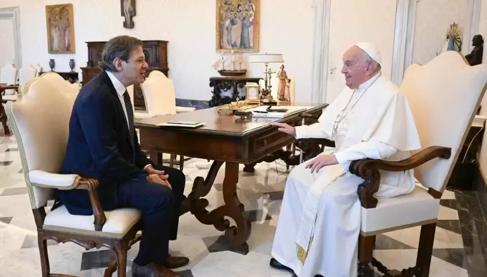 Haddad se encontra papa Francisco no Vaticano e o presenteia com cuia de chimarrão