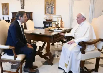 Haddad se encontra papa Francisco no Vaticano e o presenteia com cuia de chimarrão