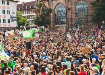 “Desmistificando a Política: Transparência e Bem-Estar Social”