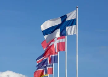 “Desmistificando a Política: Enxergando Além dos Esterótipos”