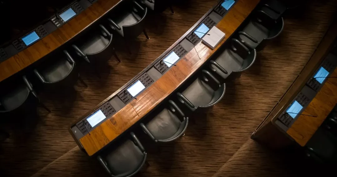 “Política: Além dos Escândalos e Corrupção”