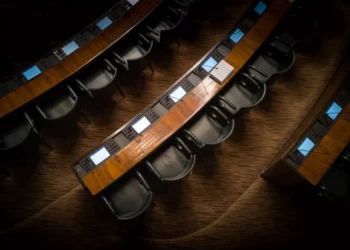 “Política: Além dos Escândalos e Corrupção”