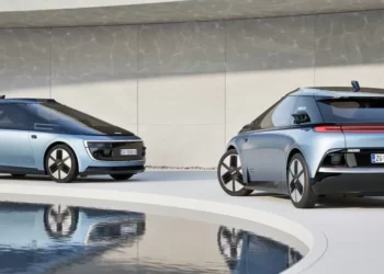 Rimac lança Robotaxi que troca volante e pedais por tela de 43″