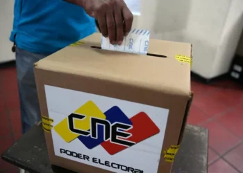 Candidatos presidenciais exigem publicação das atas de votação na Venezuela