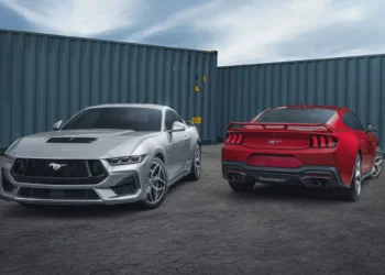 Ford está preparando versões sedã e off-road para o Mustang