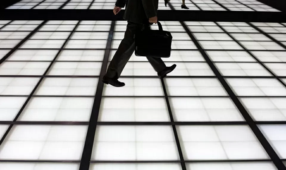 Emprego aumenta e taxa de desemprego desce para 6,4% em agosto