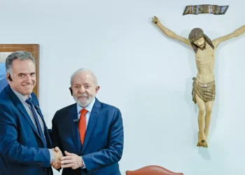 Presidente eleito do Uruguai, Orsi visita Lula e presta apoio após boicote da França à carne brasileira