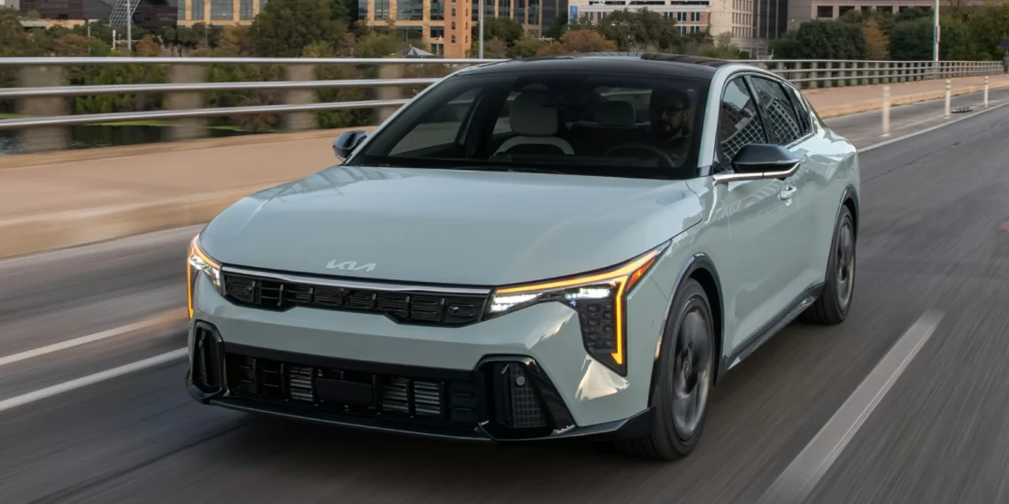 Kia K4 está confirmado para o Brasil e estreia em 2025