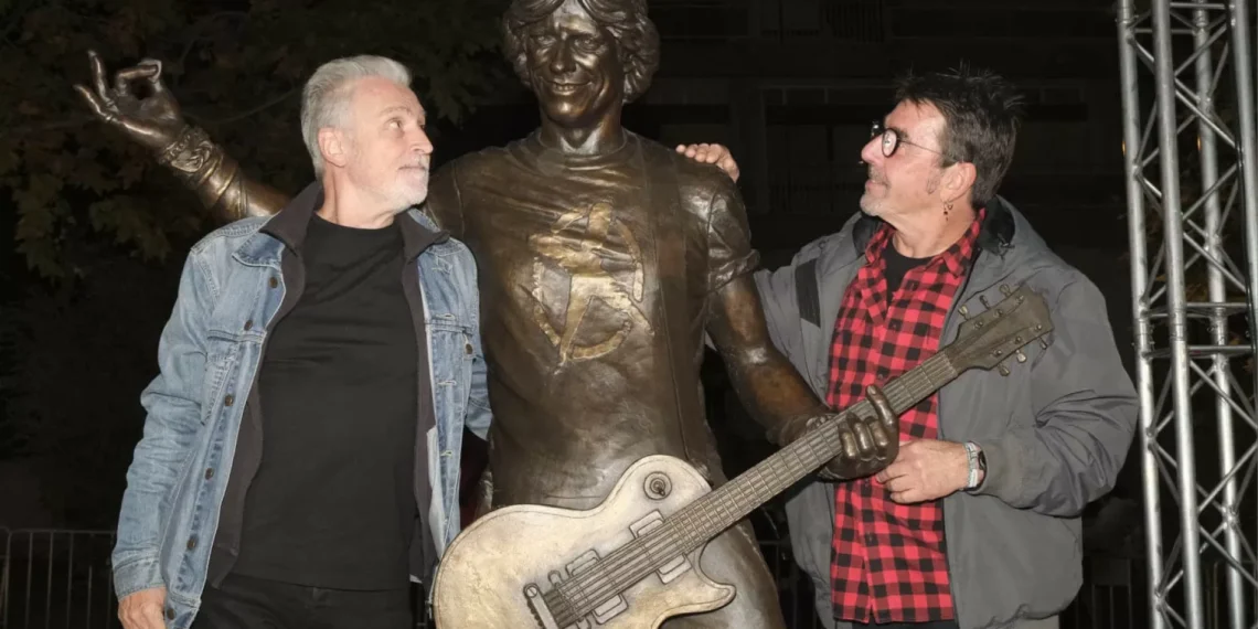 “Orgulho e emoção”. Zé Pedro imortalizado com estátua e jardim em Lisboa