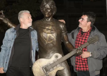 “Orgulho e emoção”. Zé Pedro imortalizado com estátua e jardim em Lisboa