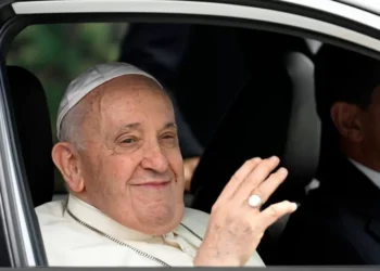 Papa Francisco deve permanecer hospitalizado pelo menos até a próxima sexta