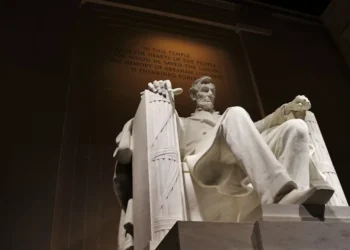 “Desmistificando a Política: Virtudes e Mitos”