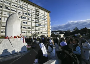 Papa Francisco agradece apoio em meio à internação por pneumonia