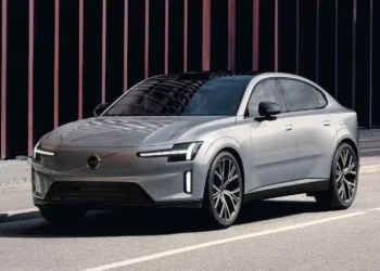 Volvo ES90 recupera 300 km em 10 minutos e chega ao Brasil em 2026