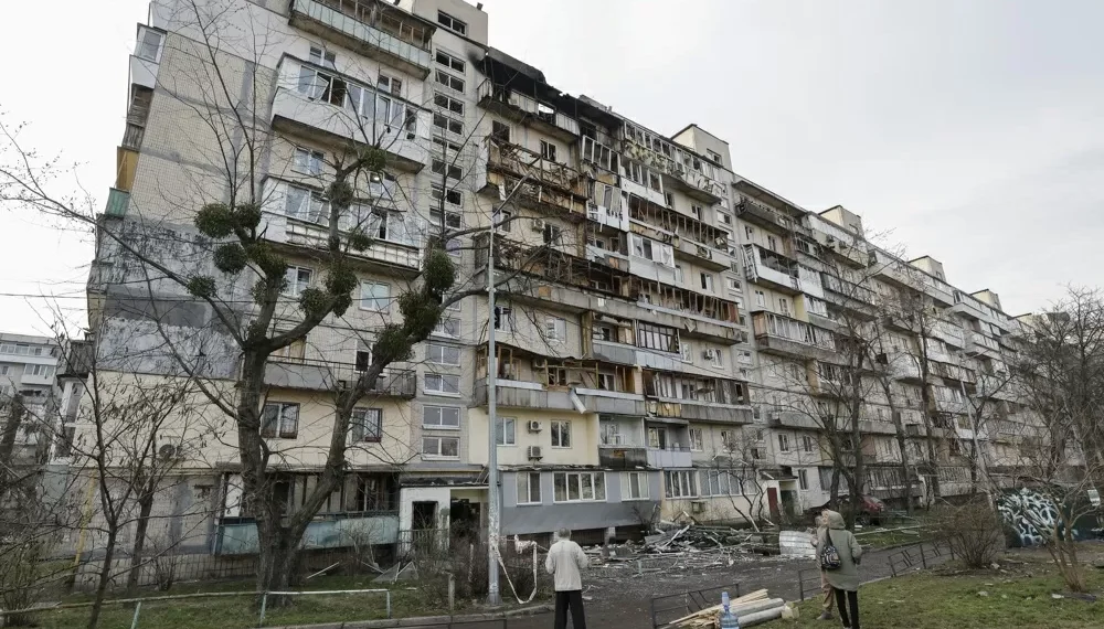 Ataque aéreo russo em Kiev deixa três mortos em meio a negociações de trégua