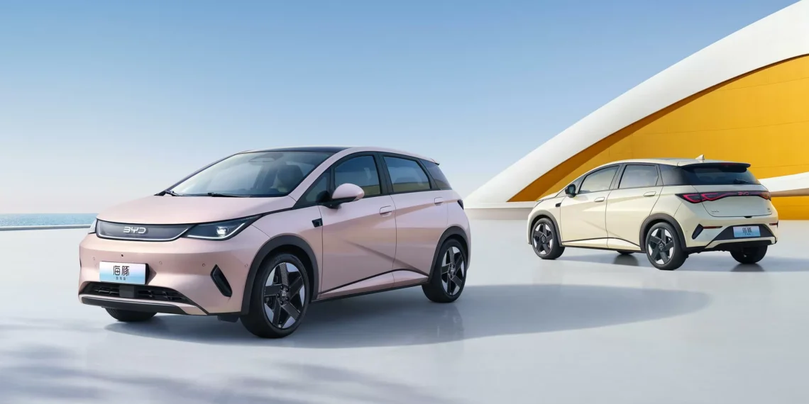 BYD Dolphin 2026 é maior, recarrega mais rápido e tem até geladeira