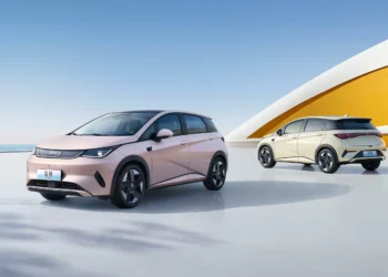 BYD Dolphin 2026 é maior, recarrega mais rápido e tem até geladeira