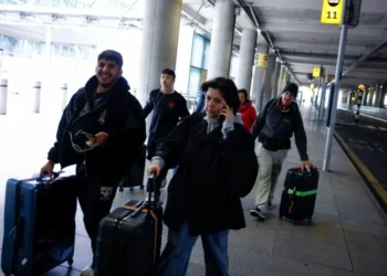 Fechamento do maior aeroporto da Europa afeta 291 mil passageiros e obriga procura por voos alternativos