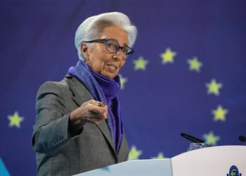 Política monetária deve ajustar-se a grande aumento dos gastos, diz Lagarde