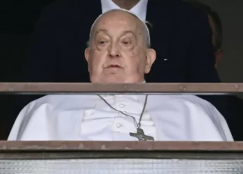 Papa Francisco faz primeira aparição pública neste domingo