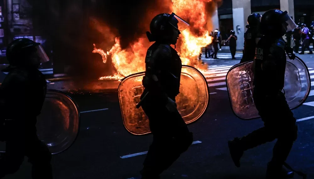 Protesto em Buenos Aires une aposentados e torcidas contra governo Milei