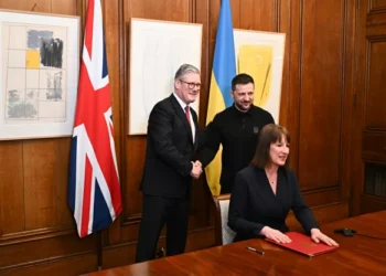 Zelenski recebe amparo do Reino Unido após encontro controverso com Trump