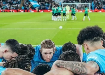 Jogadores do mesmo time trocam socos no banco de reservas