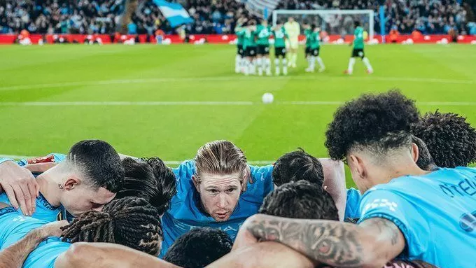 Jogadores do mesmo time trocam socos no banco de reservas