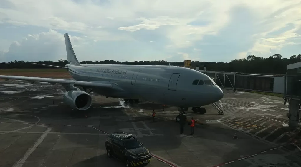 Voo com mais de 135 brasileiros deportados pelos EUA chega a Belo Horizonte