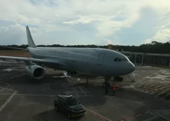 Voo com mais de 135 brasileiros deportados pelos EUA chega a Belo Horizonte