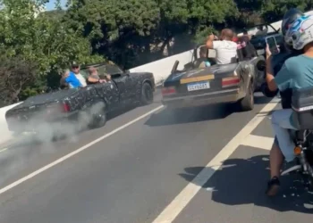 Sem medo da polícia, “rolê dos sem topete” coleciona infrações e fecha rodovia