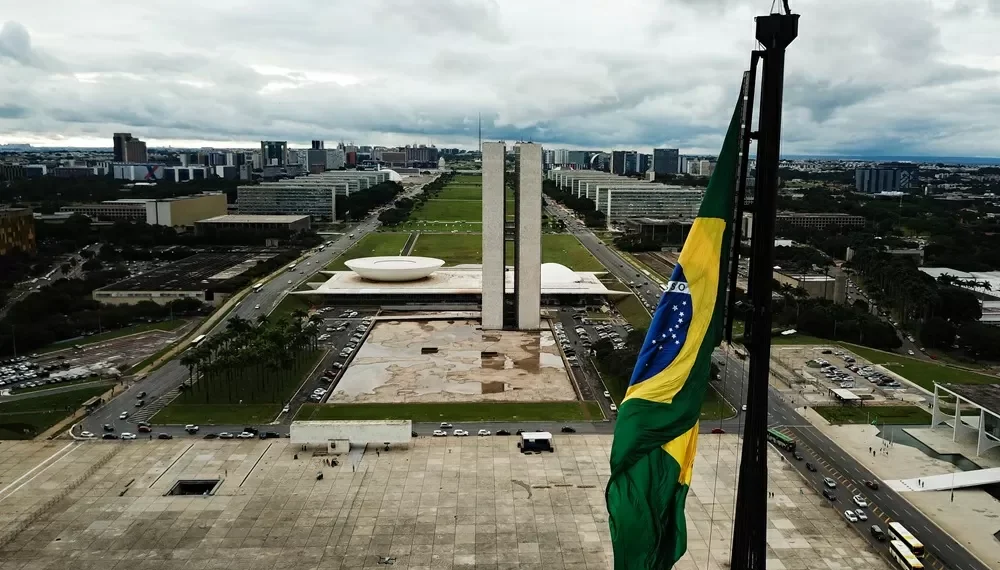 Brasil cai seis posições em índice de democracia de revista britânica
