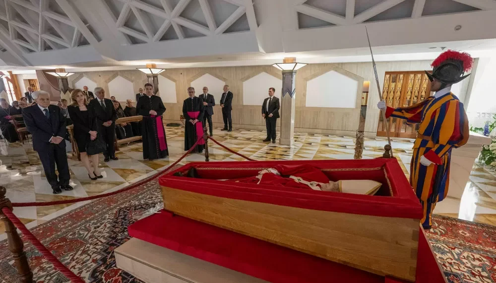 ‘Família’ vaticana de Francisco presta homenagem íntima ao pontífice