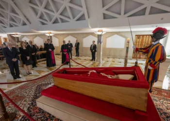 ‘Família’ vaticana de Francisco presta homenagem íntima ao pontífice