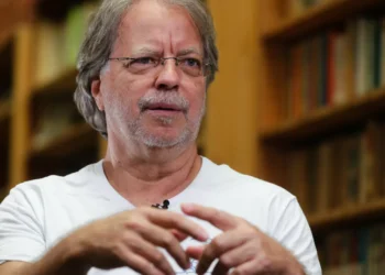 Mia Couto, o otimista sem esperança que há 50 anos viu nascer Moçambique