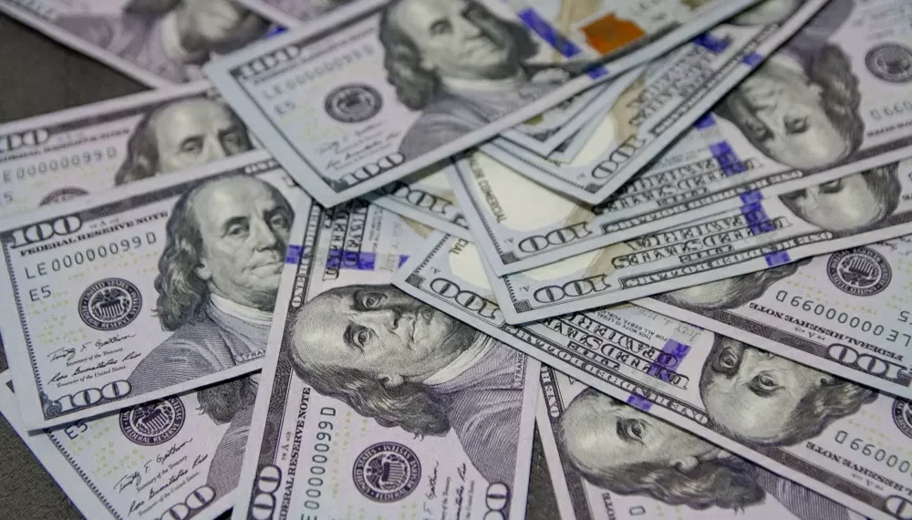 Dólar sobe mais de 3% em meio a tensões comerciais entre EUA e China