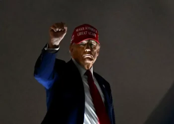 Trump ignora turbulência nos mercados, afirma que suas políticas ‘nunca mudarão’ e provoca China