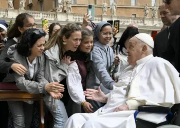 Papa Francisco faz aparição surpresa na missa do Domingo de Ramos